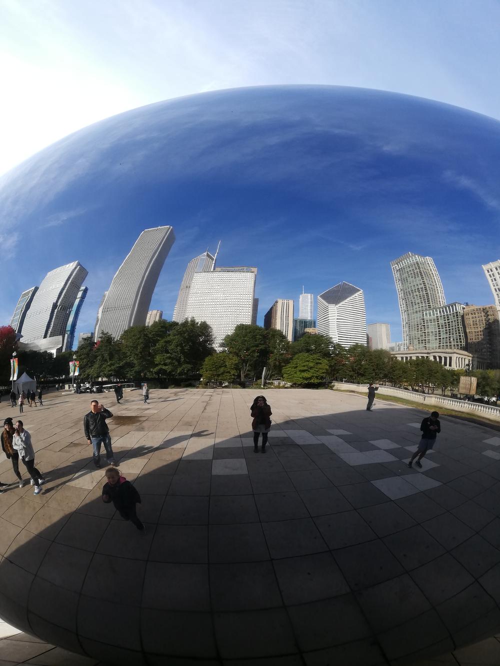 Die Hochhäuser Chicagos spiegeln sich in der berühmten Skulptur "The Bean".