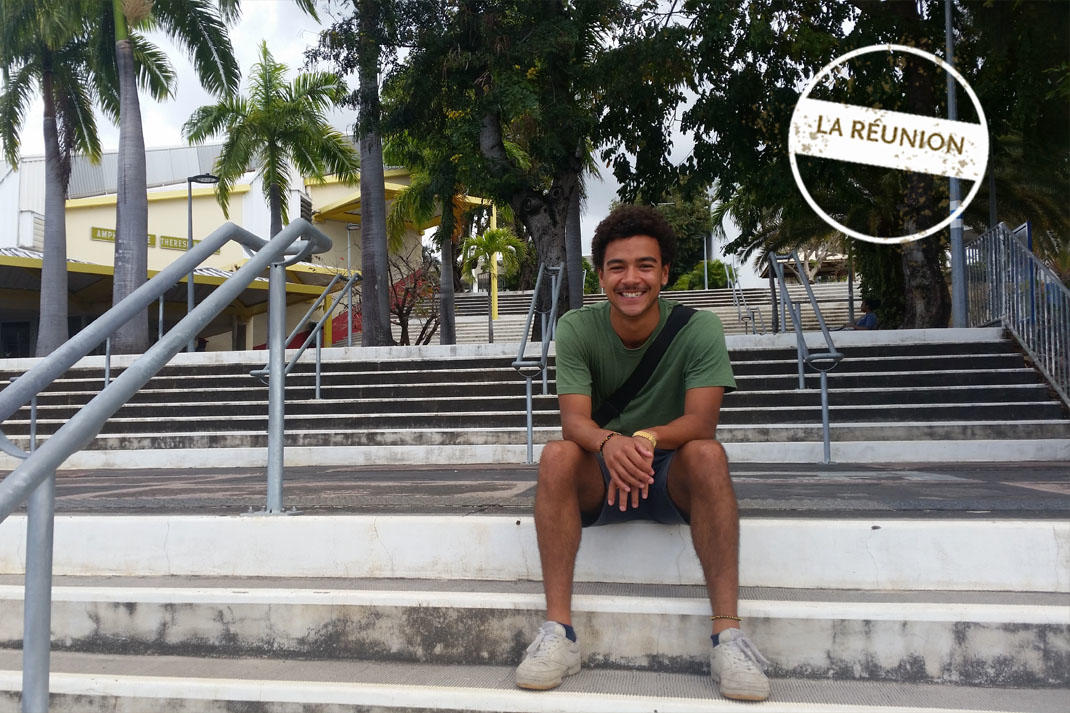 Noch leicht verwirrt von der Gleichzeitigkeit des Innerhalb und Außerhalb – so beschreibt Elias Aguigah die geografische Lage des französischen Übersee-Départements La Réunion.