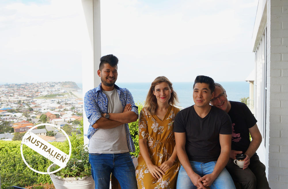 Jennifer Gaschler (2. v. l.) mit dem „Dorr’e Darri”-Team, das mit persischer Lyrik zu Gast auf einem Theaterfestival in Newcastle war, einer Küstenstadt zwei Stunden nördlich von Sydney.