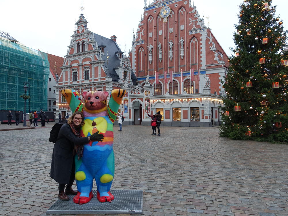 Auf dem Rathausplatz in Riga erinnert noch ein Berliner Bär an die Ausstellung der 149 „United Buddy Bears“ zum Jubiläum der lettischen Staatsgründung 2018.