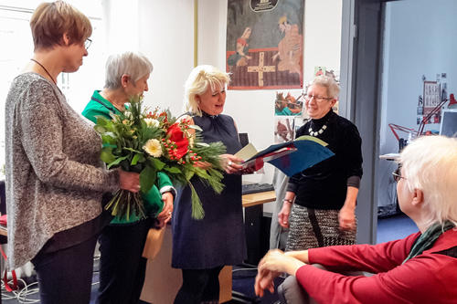 Abschied von den Kolleginnen des Personalrats (v.l.n.r.): Stefanie Krebs-Pahlke (2.v.r.) mit Monika Fomenko (stellv. Vorsitzende), Dagmar Salzmann (stellv. Vorsitzende), Gilda Langkau (Personalratsvorsitzende) und Barbara Drewes (Personalrätin).
