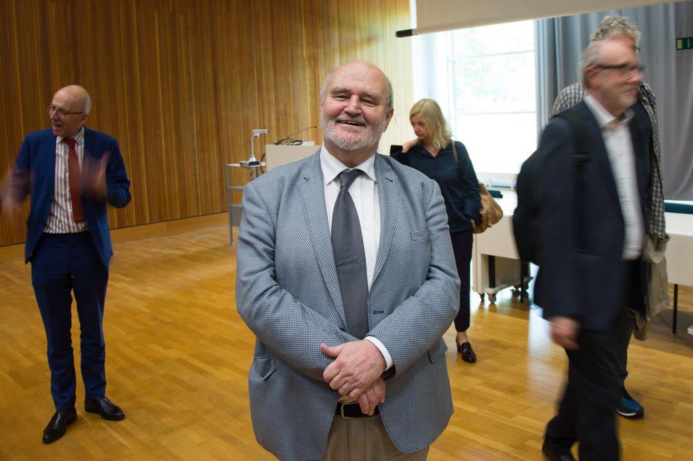 „Die Natur hat es ihm vergönnt, für mindestens zwei Jahrzehnte so eindrucksvoll auszusehen wie der Rockstar Joe Cocker zu seinen schönsten Glanzzeiten“, sagte Laudator Alexander Honold über Hans Richard Brittnacher.