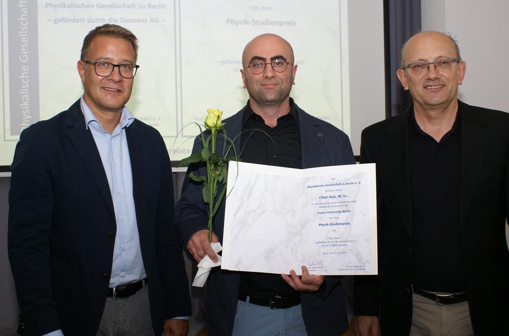 Ausgezeichnet: Cihan Ayaz (M.) mit dem Vorsitzenden der Physikalischen Gesellschaft zu Berlin, Prof. Dr. Martin Wolf (r.), und Siemens-Manager Adran Grasse (l.).