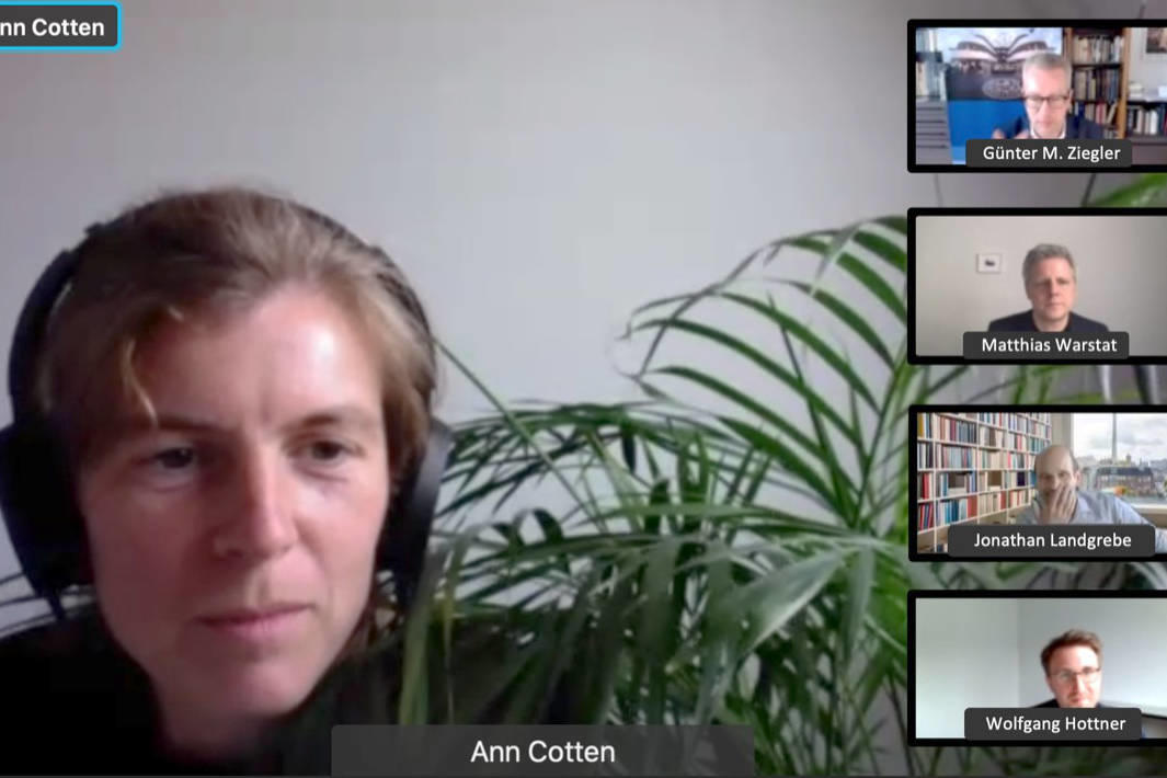 Ann Cotten während der Siegfried Unseld Vorlesung am 9. Juni 2021. Rechts auf dem Screenshot: Universitätspräsident Prof. Ziegler, DHC-Sprecher und -Vorstand Prof. Warstat, Verleger J. Landgrebe und Literaturwissenschaftler W. Hottner.