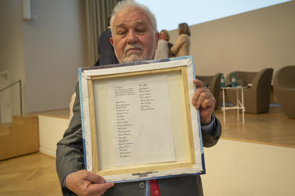 ... überreicht von Kolleginnen, Kollegen und Wegbegleitern.