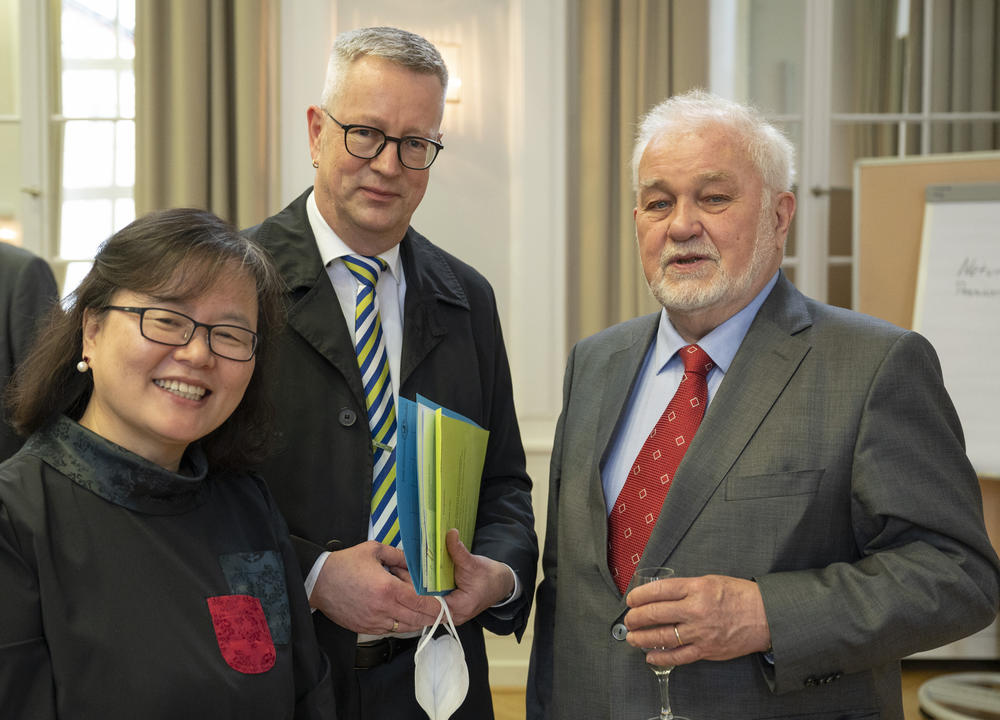 Am 22. April 2022 bei der Geburtstagsfeier: Der Jubilar Prof. Dr. Jürgen Kocka (r.) mit Prof. Dr. Eun-Jeung Lee, Dekanin des Fachbereichs Geschichts- und Kulturwissenschaften, und Universitätspräsident Prof. Dr. Günter M. Ziegler.