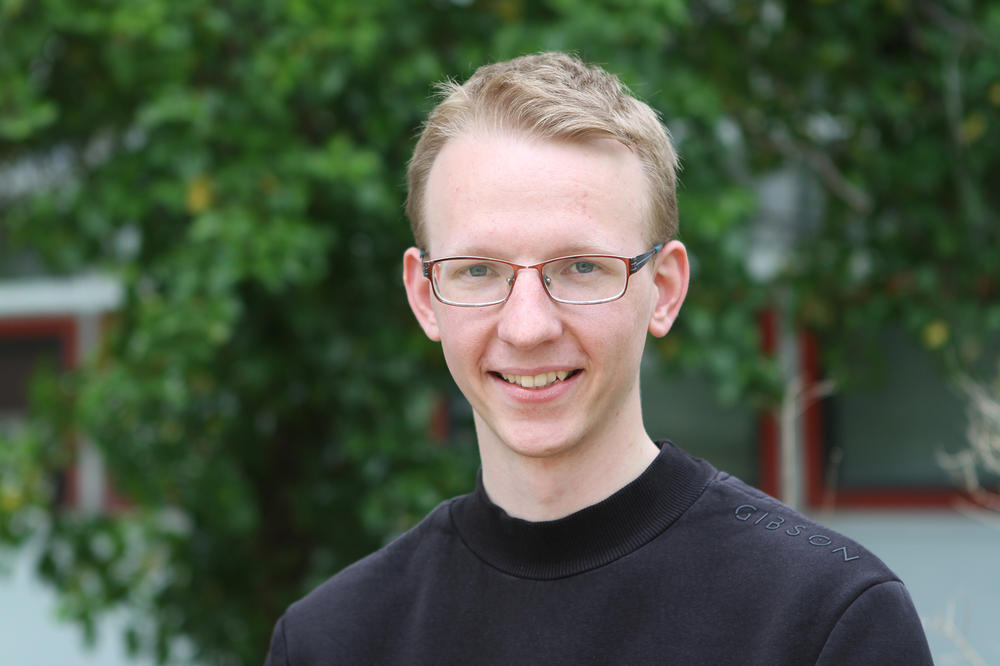Porträtfoto von Florian Hirsch im Grünen