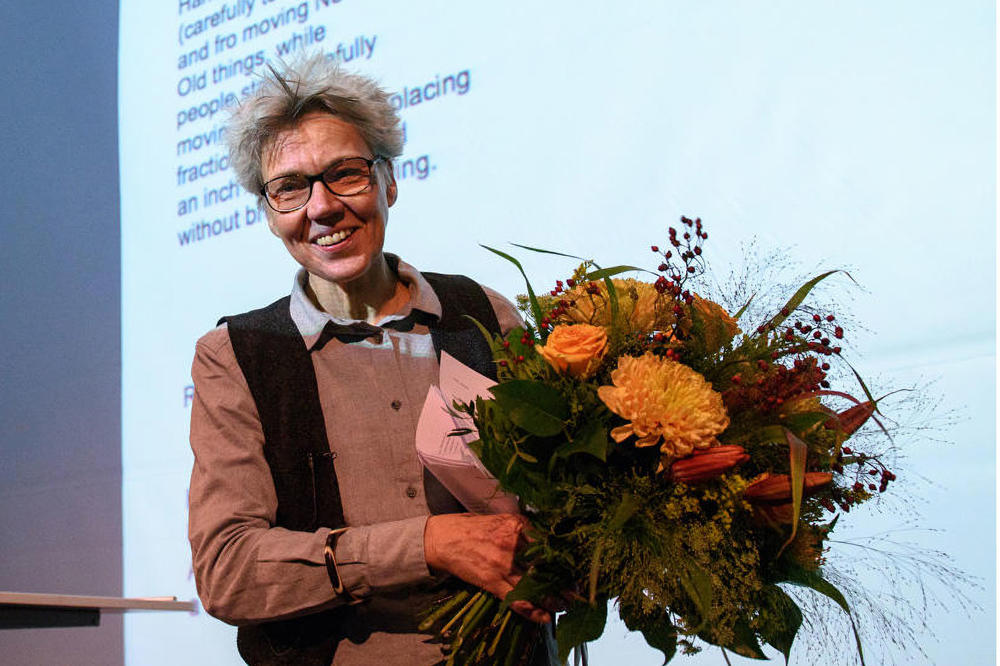 Esther Kinsky war im Wintersemester 2017/18 August-Wilhelm-von-Schlegel-Gastprofessorin für Poetik der Übersetzung am Peter Szondi-Institut der Freien Universität. Das Foto zeigt sie bei ihrer Antrittsvorlesung im November 2017.