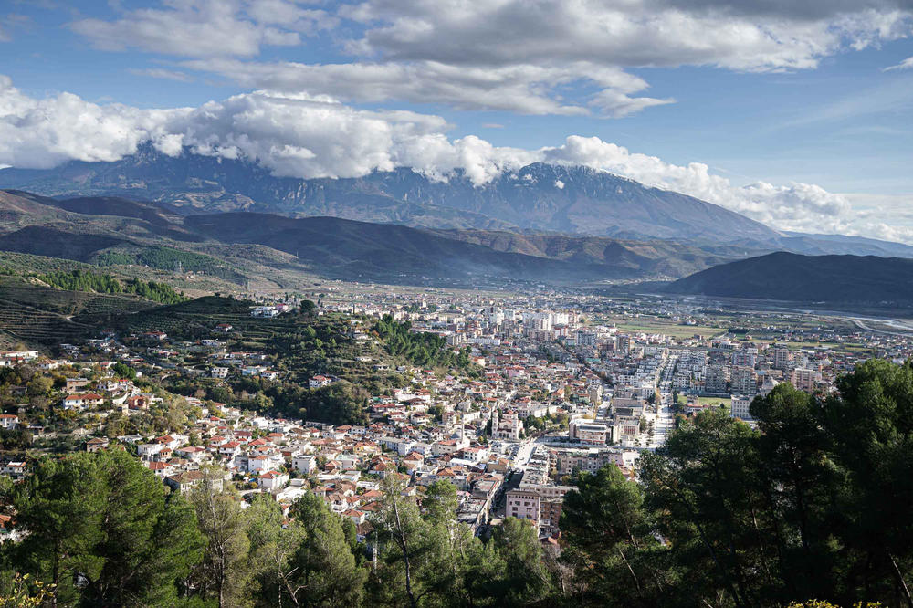 Blick von der Burg über die Stadt Berat in Albanien.