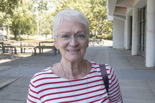 Nach der Geburt ihrer Töchter studierte Erika Plonz Englisch und Geographie auf Lehramt und wurde Lehrerin.