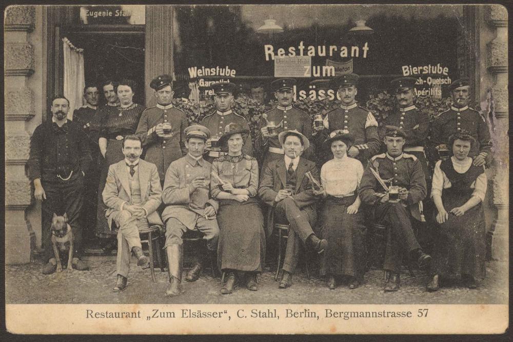 Die etwa 5600 Postkarten der Sammlung Peter Plewka zeigen das Berliner Alltagsleben in all seinen Facetten.