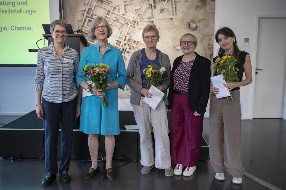 Corinna Tomberger (erste v. l.) und Verena Blechinger-Talcott (vierte v. l.) verabschieden Constance Scharff, Brigitte Reysen-Kostudis und Mariam Duduchava aus dem Amt.