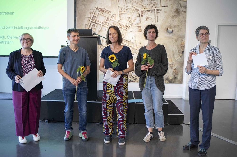 Mit Sonnenblumen begrüßt: Die Frauen- und Gleichstellungsbeauftragten am FB Mathematik und Informatik. V.l.n.r.: Erste Vizepräsidentin, Sera Renée Zentiks, Maren-Wanda Wolf (Stv.), Christine Scharlach (Stv.), Zentrale Frauenbeauftragte C. Tomberger.