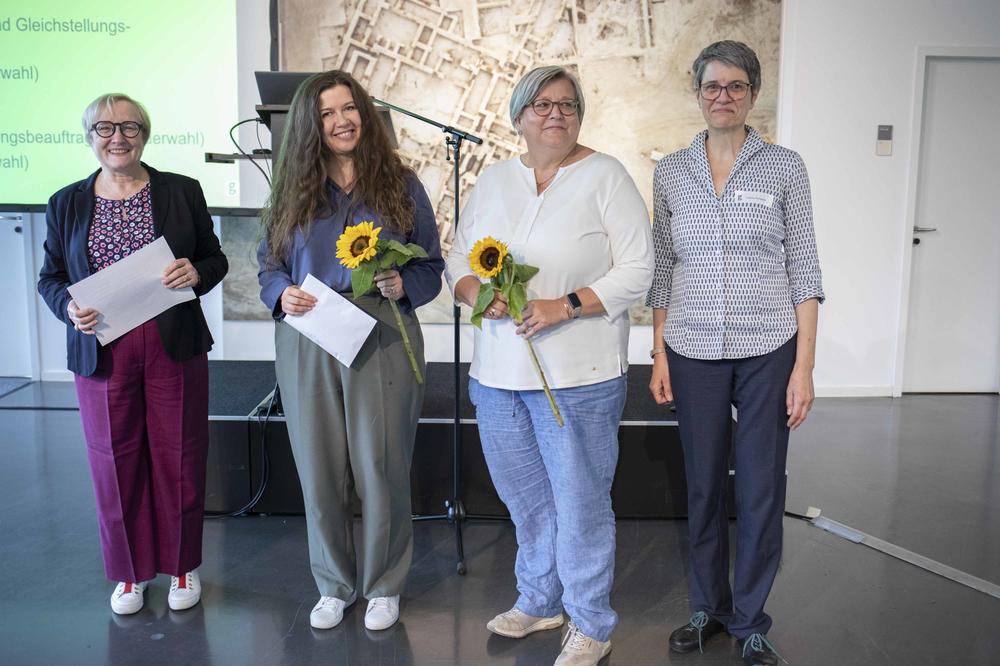 Frauen- und Gleichstellungsbeauftragte am FB Politik- und Sozialwissenschaften. Mit Sonnenblume: Anna Litvinenko (Stv.) und Ursula Frübis. Rechts und links: Erste Vizepräsidentin V. Blechinger-Talcott und Zentrale Frauenbeauftragte C. Tomberger.