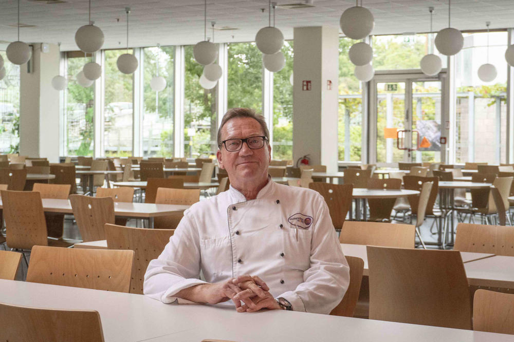 Thomas-Arne Jarocki in der Hauptmensa II der Freien Universität. Über mehr als vierzig Jahre hinweg hat der Mensaleiter täglich rund 4 000 Gäste bewirtet.