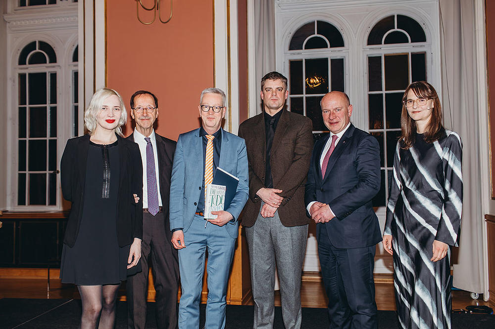 Im Blitzlicht (von links): Laudatorin Juliane Liebert, Stiftungsvorsitzender Hans Gerhard Hannesen, Universitätspräsident Professor Günter M. Ziegler, Preisträger Matthias Nawrat, Bürgermeister Kai Wegner und Moderatorin Nadine Kreuzahler