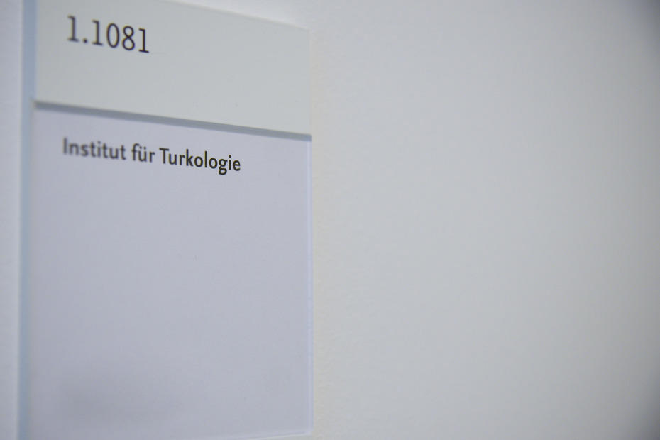 Studierende der Turkologie unter anderem die geistige und materielle Kultur der Türkvölker in Vergangenheit und Gegenwart.