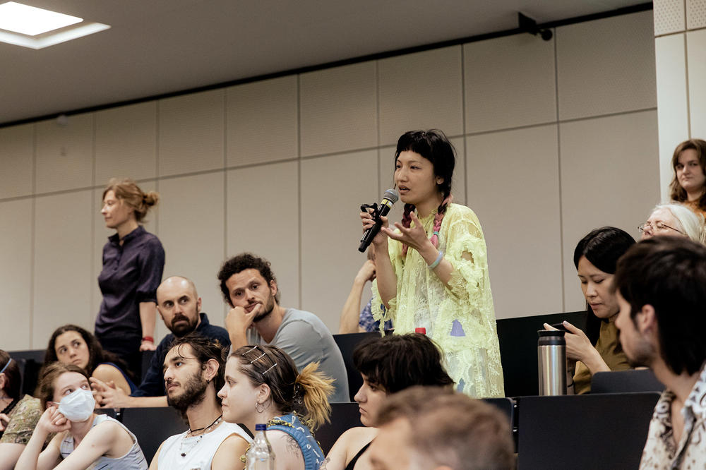 Following her one-hour lecture, Rosi Braidotti answered questions from the audience.