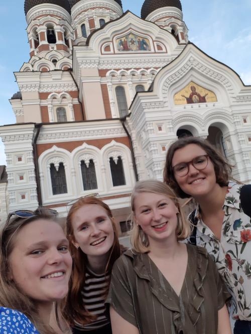In good company in Estonia: Selfie in front of Alexander Nevsky Cathedral, a Russian Orthodox church (Elena Schulz-Ruhtenberg, far right).