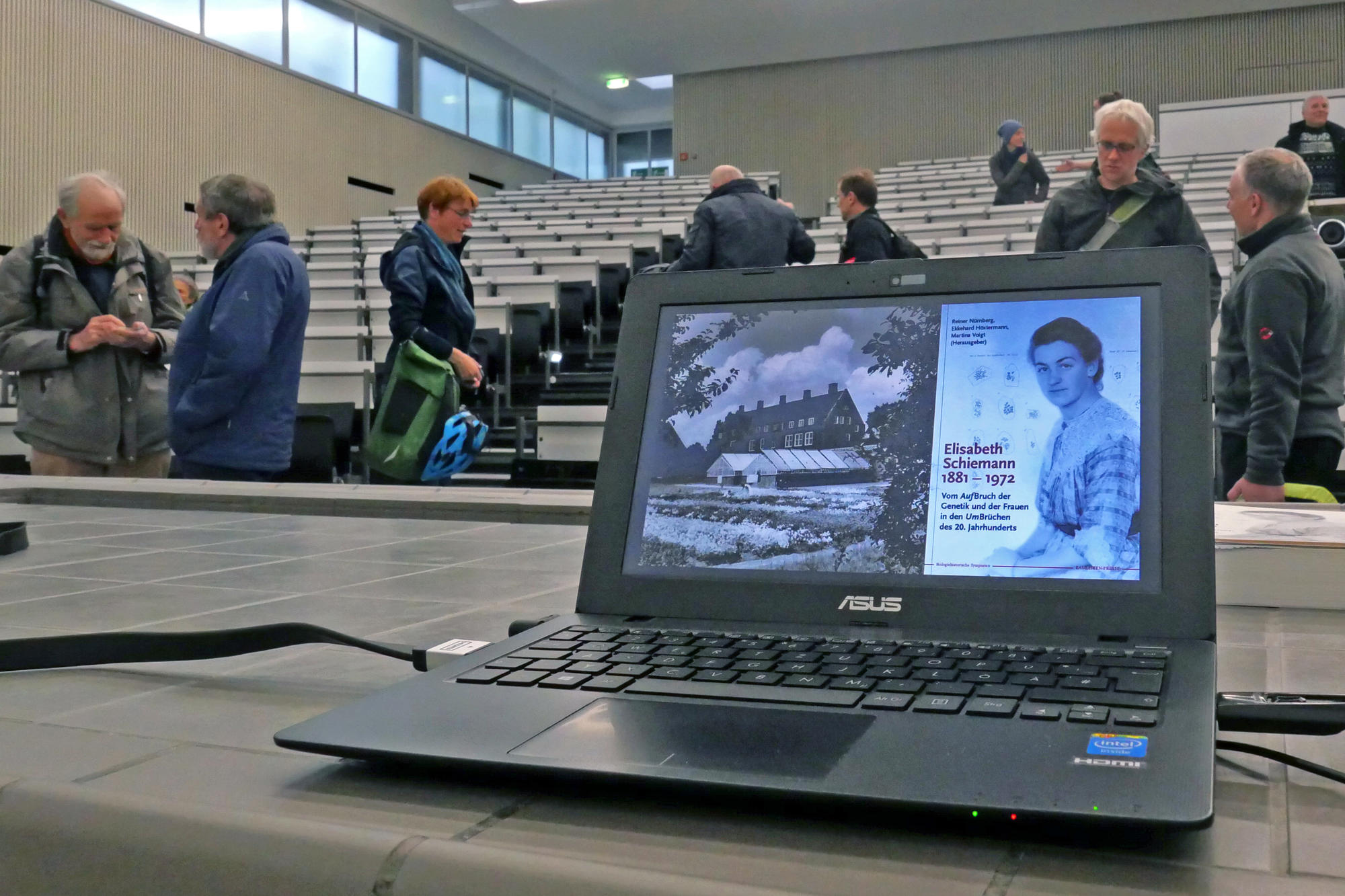 Elisabeth Schiemann worked at the Institute of Heredity Research (based in Dahlem starting in 1922, currently Applied Genetics) and at the Botanic Garden and Botanical Museum from 1914 until 1943. Her permission to teach was revoked by the Nazi regim