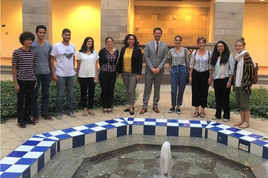 Liaison work for Hoda El Mahgoub (6th from left) before the pandemic: Steffen Krach, State Secretary for Higher Education and Research, visited the American University in Cairo in October 2019 and met with exchange students from the U.S. and Berlin.