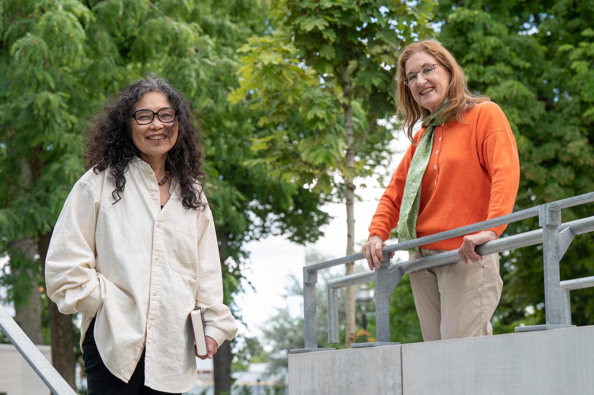 Author Hiromi Ito (left) and literary scholar Irmela Hijiya-Kirschnereit worked closely together while translating the novel “The Thorn Puller” into German.