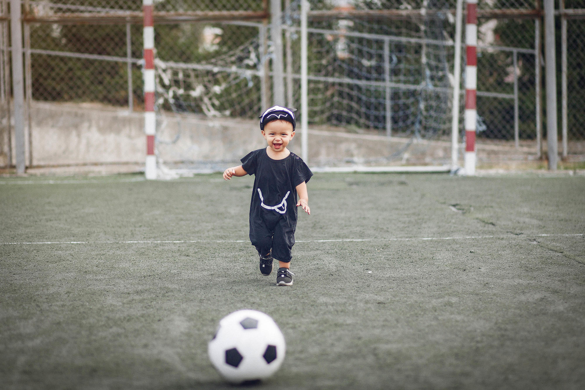 Ready to help – or ready to play? Researchers are still undecided on which motives lie behind toddlers’ helping behavior, for example, when they decide to hand back a ball to an adult.