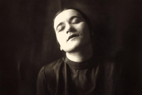 Using her own unique style, Valeska Gert portrayed marginal characters and existential themes on stage, for example, in a dance entitled “Death.”