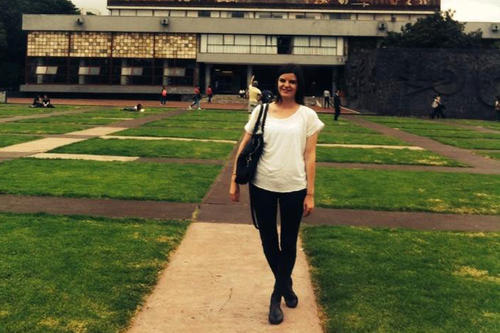 Estefanía González in front of the university’s Biblioteca Central.