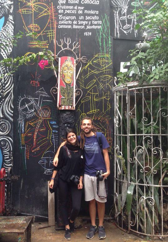 Estefanía González and Giuseppe Nigro in front of street art on Callejón de hamel.