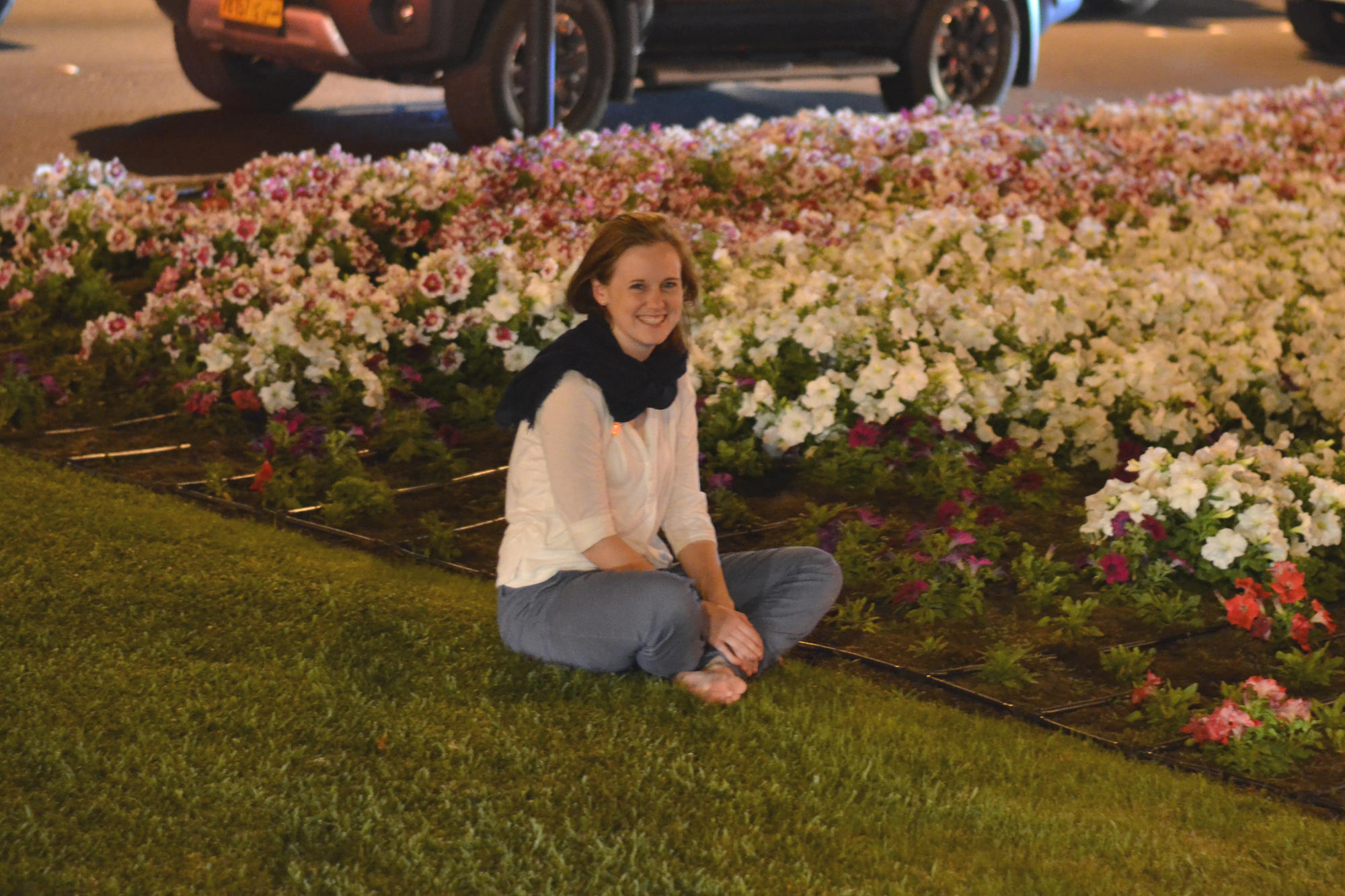 The National Day is celebrated on the street. There is so much traffic that there is time to get out of the car for a picture in the middle of the highway.