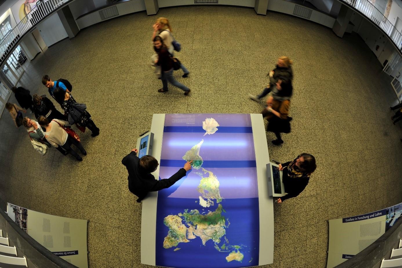 Freie Universität Berlin is now offering new funding for research activities involving former visiting researchers (Research Alumni) and junior researchers.