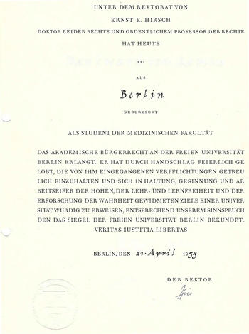 Bei der Immatrikulationsfeier verpflichteten sich Studierende den Grundwerten der noch jungen Freien Universität. Hier eine Immatrikulationsurkunde aus dem Jahr 1955.