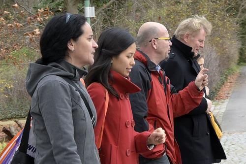 Teilnehmer gehend--cropped-talking