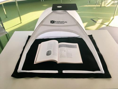 Scan-tent at the Campus Library