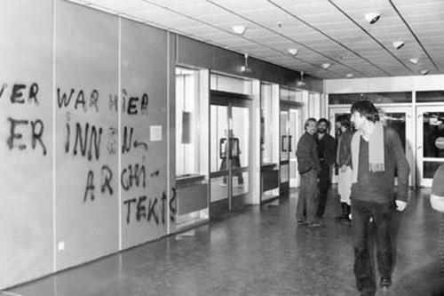 Flure und Foyers der Universität dienen als Forum der Meinungsäußerung und Diskussion, um 1977.