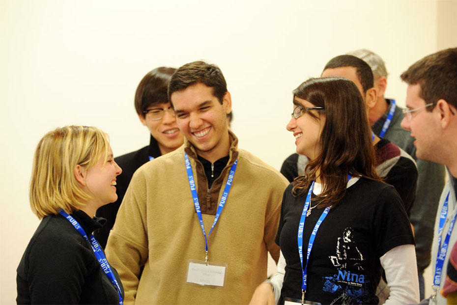 An der Freien Universität studieren, promovieren und lehren mehr als 6.500 Menschen aus rund 130 Staaten.