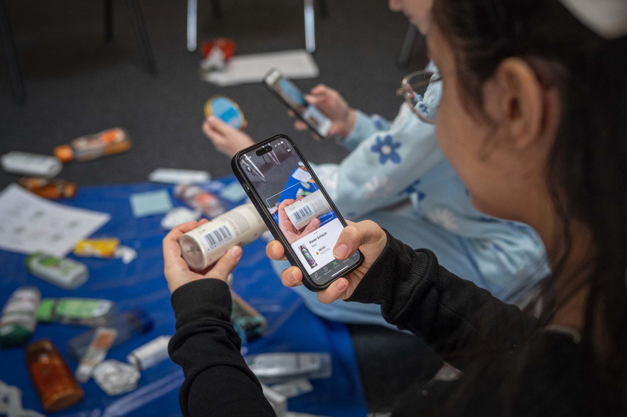 Die Schüler:innenUni vermittelt Nachhaltigkeit und Klimaschutz praxisnah und interaktiv.