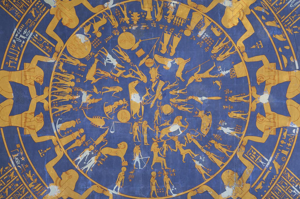 Malerische Umsetzung des runden Himmelsbildes aus Dendera an einer Decke im Neuen Museum (Detail).