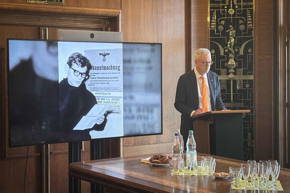 Der Publizist und frühere FU-Student Reinhard Strecker wurde mit der Goldenen Ehrennadel der Freien Universität Berlin gewürdigt.