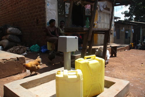 "Prepaid Water Meter" in Ugandas Hauptstadt Kampala: Wer Wasser nutzen will, muss ein Guthaben auf eine Wertmarke laden. Mit ihr kann der Nutzer das Ventil freischalten und Wasser in Kanister abfüllen.