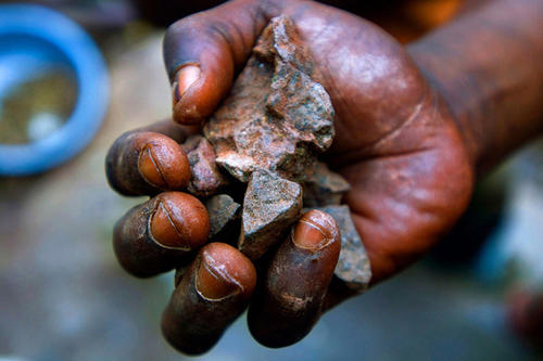 Harte Handarbeit für Handys: Wertvolle Bodenressourcen für die Herstellung von Kosmetikgütern werden von der Bevölkerung in den Exportländern unter zum Teil menschenunwürdigen Bedingungen zu Tage gefördert.