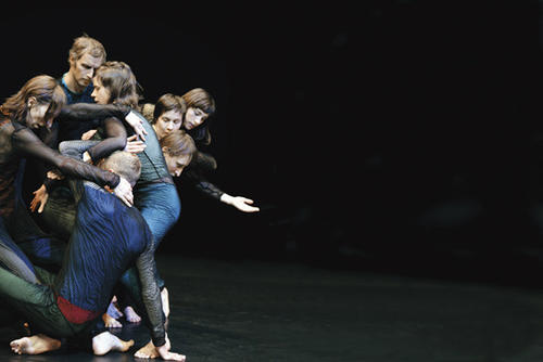 Der Schweizer Choreograf Thomas Hauert arbeitet mit Studenten der Freien Universität an Schwarm-Modellen. Eine seiner Fragen: Wie kann ich mich in einer Gruppe so bewegen, dass es keine hierarchischen Strukturen gibt?