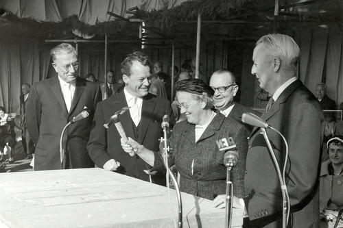 Willi Brandt, damals Regierender Bürgermeister West-Berlins, legte mit Eleanor Dulles, Schwester des ehemaligen amerikanischen Außenministers John Foster Dulles, den Grundstein des Klinikums am heutigen Campus Benjamin Franklin.