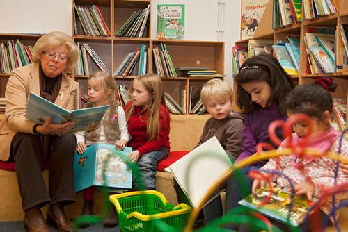Das Projekt „Chancenreich“ der Stadt Herford fördert durch gemeinsames Vorlesen und Betrachten von Bilderbüchern das Erlernen der Sprache.