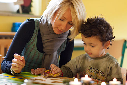 Lernen spielt sich schon im Kleinkindalter ab – oft mehr als es Erwachsenen ewusst ist. Forscher untersuchen deshalb seit etwa einem Jahrzehnt verstärkt die frühkindliche Bildung