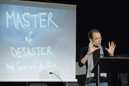 Professor Sven Chojnacki entwickelt schon seit 2011 zusammen mit seinen Studierenden das „Krisenspiel“, das nun als „Spiel mit der Krise“ in Zusammenarbeit mit dem Deutschen Theater öffentlich und spielerisch weitergedacht wird.