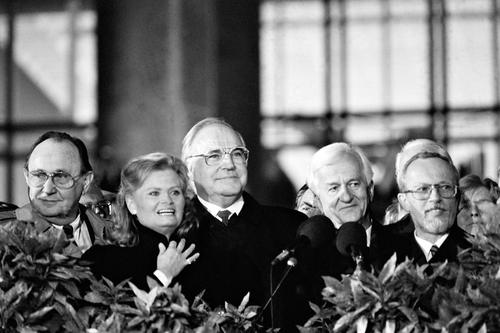Bundeskanzler Helmut Kohl hatte die Zeichen der Zeit erkannt: Die Mehrheit der Menschen in der DDR wollte kein neues sozialistisches Experiment, sondern eine Vereinigung mit Westdeutschland.