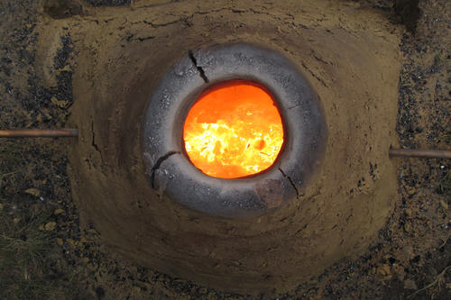Ein Rennofen zur Eisenverhüttung - nachgebaut von Markolf Brumlich