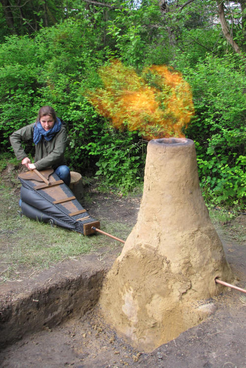 Mithilfe eines Blasebalgs kann die für die Eisenverhüttung erforderliche Temperatur von mindestens 1.100 Grad erreicht werden.
